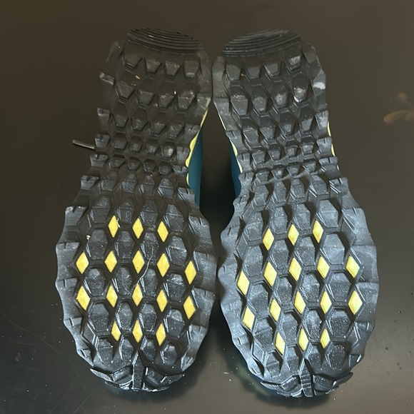 Peregrine 11 Shield Trail - Running Shoes-Kids Size 4.5M - Picture 8 of 10